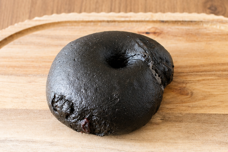 竹炭クランベリーのベーグル。米粉で作った黒いベーグルに、クランベリーを合わせた、お米のパンとお菓子もりの商品です。