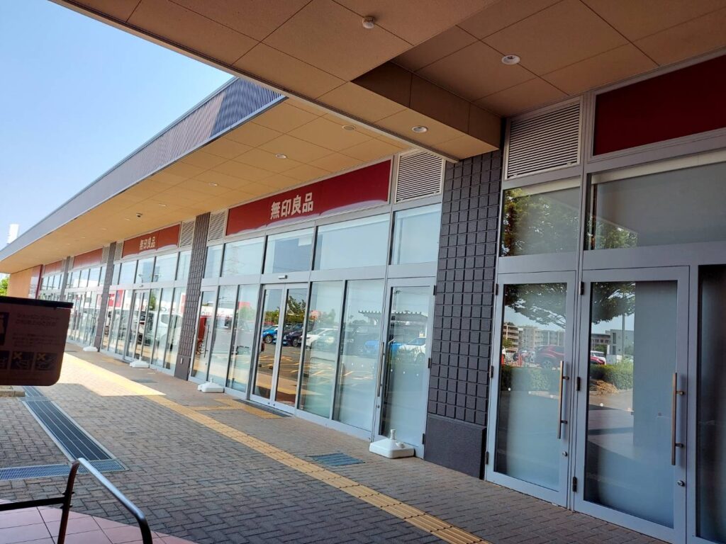 松井山手にはJR学研都市線の松井山手駅があり、京都駅方面とつながる「直Q京都」（正式名称：ダイレクトエクスプレス直Q京都。「直球バス」と検索されることもあります）も停車します。スーパー、ジム、病院、塾など、地域の暮らしに必要なお店や施設が集まっている場所です。
さて、お客様からこんな質問をいただきました。
「松井山手駅で、ちょっと時間が空くことがあるんですけど、もりさんのおすすめはどこですか？」
松井山手駅で10分から20分ほど時間が空いたなら、駅前のフレストや無印良品、カルディを見て回れます。30分ほどあるならカフェでひと休み。もう少し歩けるなら、帰ってから食べるものや明日の朝のパンを選ぶ過ごし方もあります。
今回は、松井山手駅の近くで少し時間をつぶしたい時に立ち寄りやすい場所を、時間の使い方に分けてご紹介します。
10分から20分ほどなら、駅前で買い物
少しだけ時間がある時に使いやすいのは、松井山手駅前の商業施設です。
駅前のフレストには、食料品売場だけでなく、無印良品、コクミンドラッグ、カルディなども入っているので、建物の中を見て回りながら過ごせます。暑い日や雨の日に、外を長く歩かなくてよいのも助かります。
無印良品で日用品や食品を見る
立ち寄りやすいのは、無印良品です。
日用品や衣類、食品までそろっているので、特に買うものを決めていなくても、棚を見ているうちに「そういえば、これが欲しかった」と思い出すことがあります。
個人的には、無印良品のとうもろこし茶が好きです。
お店に入ると、食品の棚を見て、雑貨の棚も見てしまいます。
何も買わなくても、店内をひと回りするだけで、楽しいです。
コクミンドラッグで用事をひとつ済ませる
無印良品は、隣のコクミンドラッグと外へ出ずにつながっています。
ドラッグストアは、特別な目的がなくても立ち寄りやすい場所です。
日用品を見たり、リップやハンドクリームを買い足したり。暑い日なら汗ふきシート、雨の日なら傘など、必要なものを思い出すこともあります。
待ち時間の間に、小さな用事がひとつ済むと少し得をした気分になります。
カルディで気になる食品を探す
フレスト松井山手店の中には、カルディもあります。
カルディは、見つけるとつい覗いてしまうお店のひとつです。
私が買うことが多いのは、プルーンとコーヒーです。
必要なものだけを買うつもりでも、棚を見ていると、少し珍しい調味料やお菓子が目に入ります。
「これ、何に使うんやろう」
そう思いながら見ているだけでも、思っていたより時間が過ぎていることがあります。
座って待ちたい時は、カフェでひと休み
歩いて見て回るより、座ってゆっくりしたい時もあります。
松井山手駅から徒歩４分、山手幹線沿いにスターバックスがあります。
飲み物を持って少し休む。
スマートフォンを見ながら次の予定を確認する。
誰かからの連絡を待つ。
待ち合わせや、次の用事まで30分ほどある時には、座って過ごせる場所があると助かります。
何かをするためではなく、少し頭を休ませる時間も、日常の中では案外大切です。
少し歩けるなら、明日の朝のパンを選ぶ
松井山手駅から京田辺方面へ7分ほど歩くと、「お米のパンとお菓子 もり」（当店）があります。
もりでは、地元のお米を使ったパンやお菓子を作っています。
特別にグルテンフリーのお店を探していなくても、「もちもち食感が好き」と興味を持って立ち寄ってくださる方もいらっしゃいます。いつものパンとは少し違うものを選んで帰る。そんな時間の使い方もあります。
パンは売り切れるものもありますので、いろいろ選びたい時は早めの時間がおすすめです。
松井山手は、日常の用事を済ませながら過ごせる場所
松井山手は、ショッピングを楽しむ場所というよりも、暮らしの中で使うお店が集まっている場所です。
短い時間なら、無印良品やコクミンドラッグ、カルディを見て回る。
少し座りたい時は、カフェでひと休みする。
駅から少し歩けるなら、帰ってから食べるものや明日の朝のパンを選ぶ。
派手な暇つぶしではありませんが、日常の小さな用事を済ませながら過ごせるのが、松井山手の使いやすさなのかもしれません。
松井山手で少し時間が空いた時は、駅のまわりを歩いてみてください。
何かを買う日もあれば、何も買わずに見て回る日があってもいい。
ただ待っているだけだった時間が、少し気分を変える時間になるかもしれません。