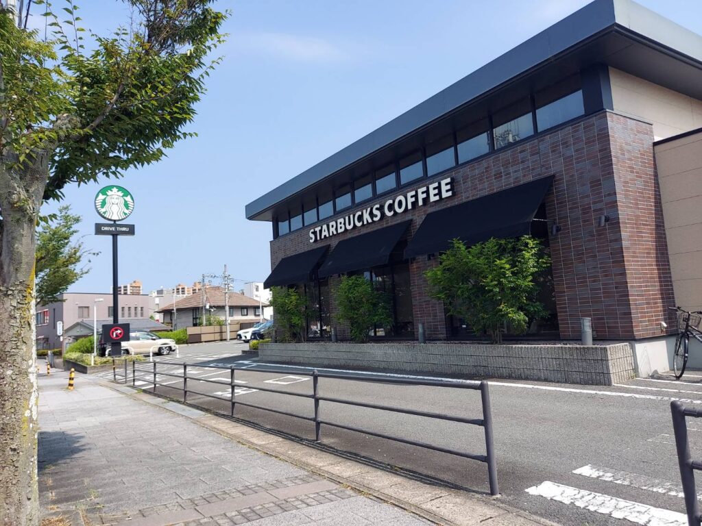 松井山手のスターバックスの外観。山手幹線沿いにある、待ち時間にひと息つきやすい店舗です。